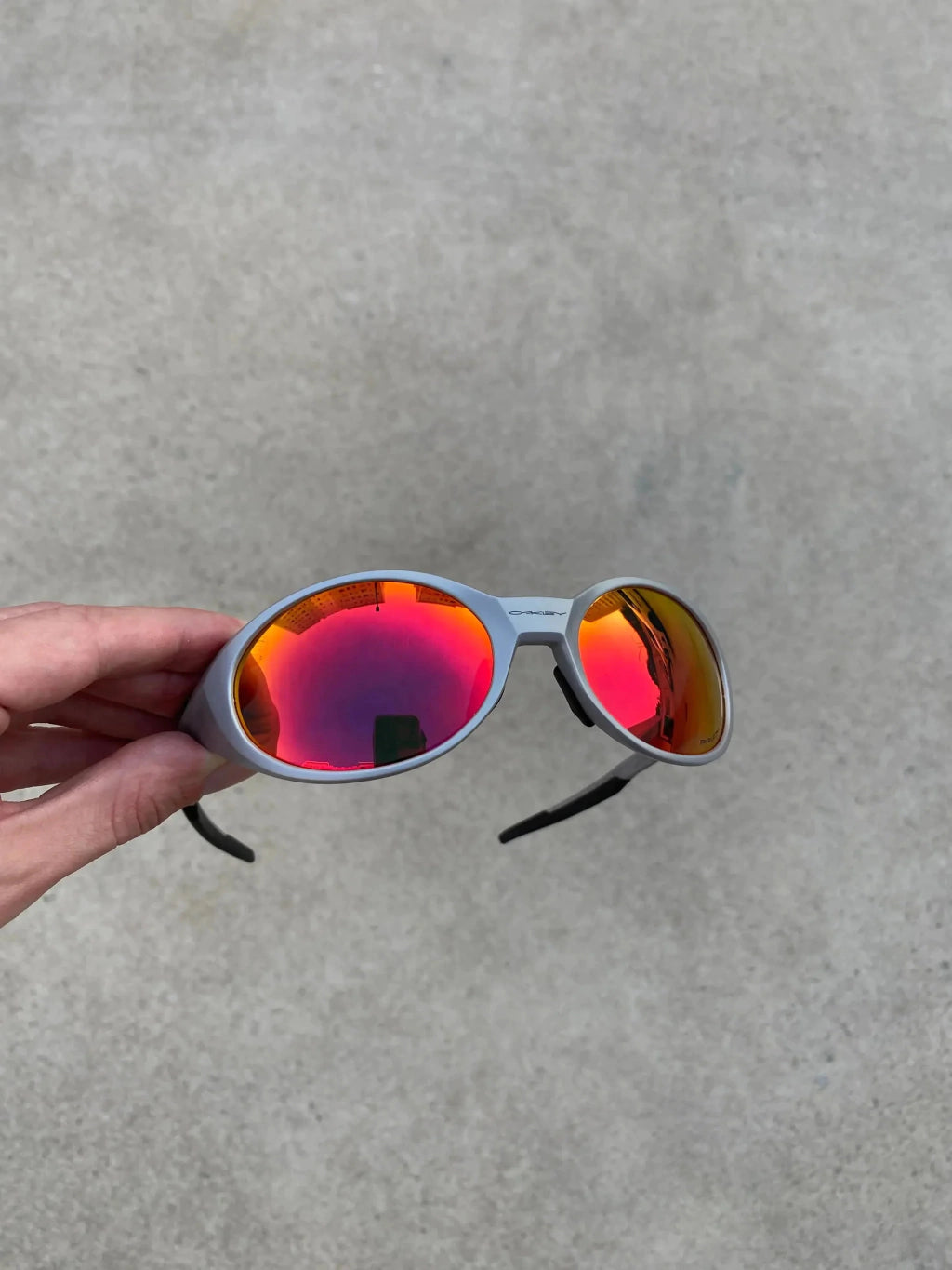 Eye Jacket Gray - Lentes Dark Ruby